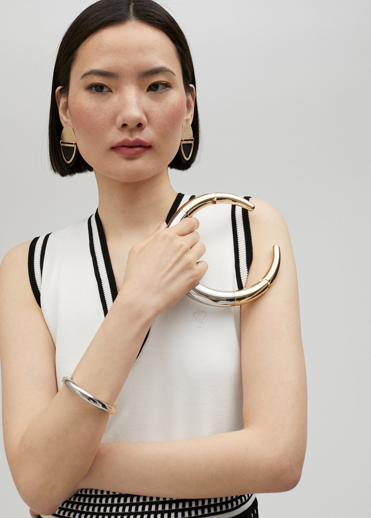 Two-tone choker necklace