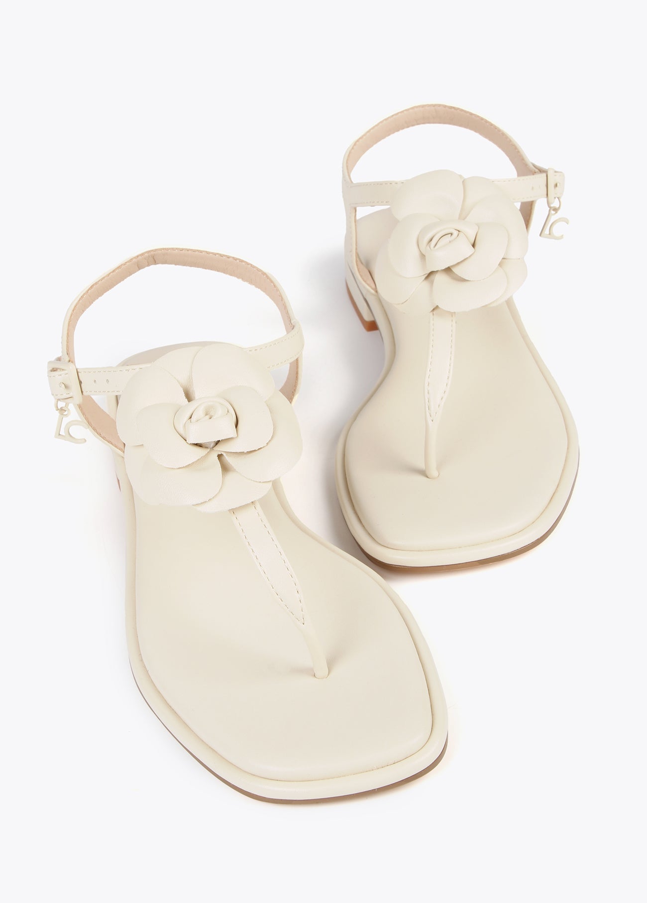 Sandals with toe dividers and flower detail