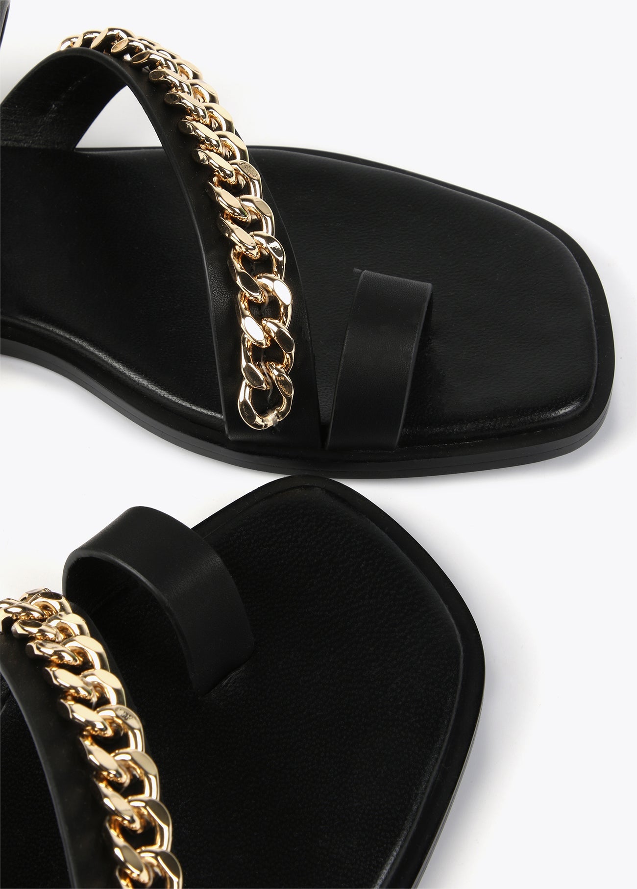 Flat sandals with chain details