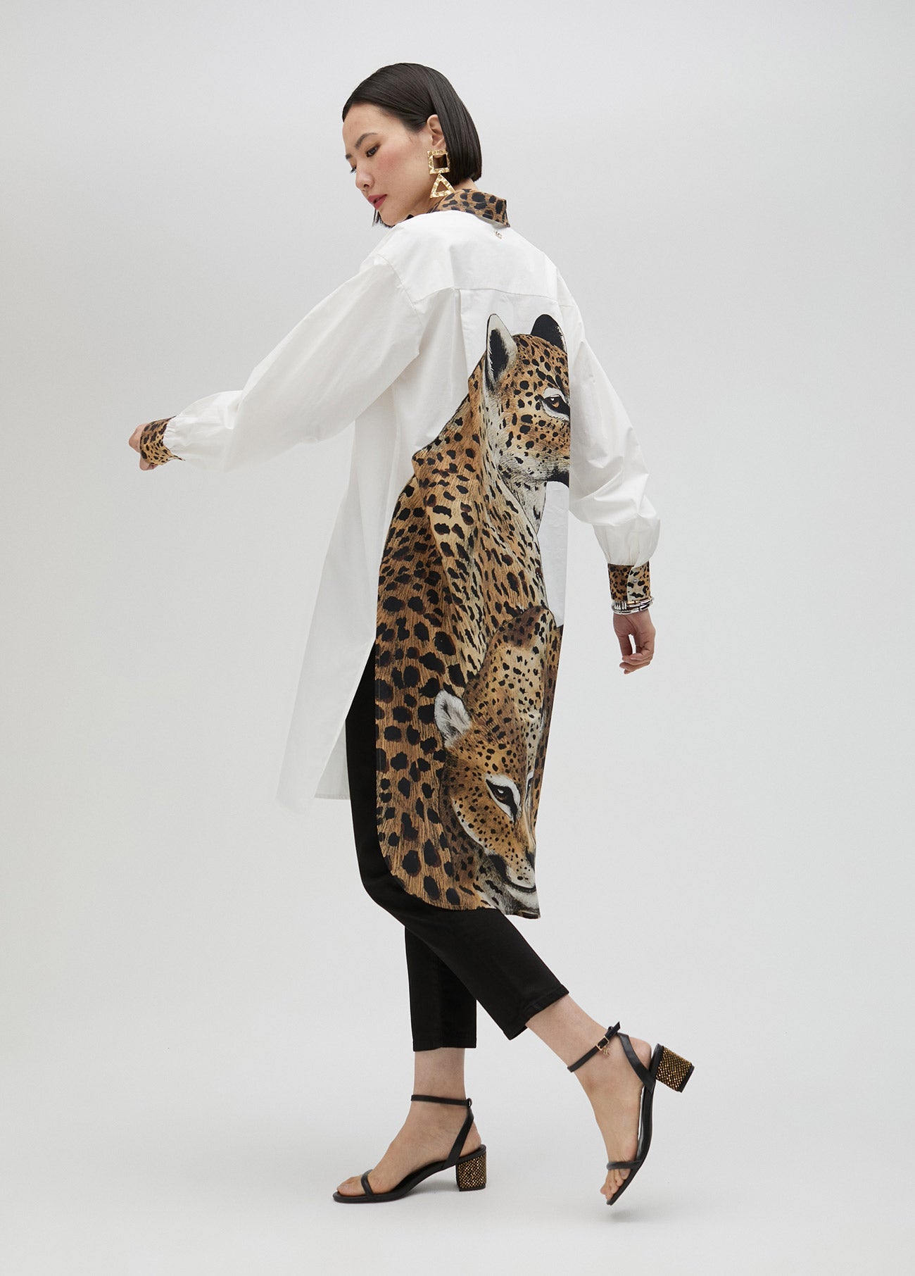 Long shirt with tiger print on the back
