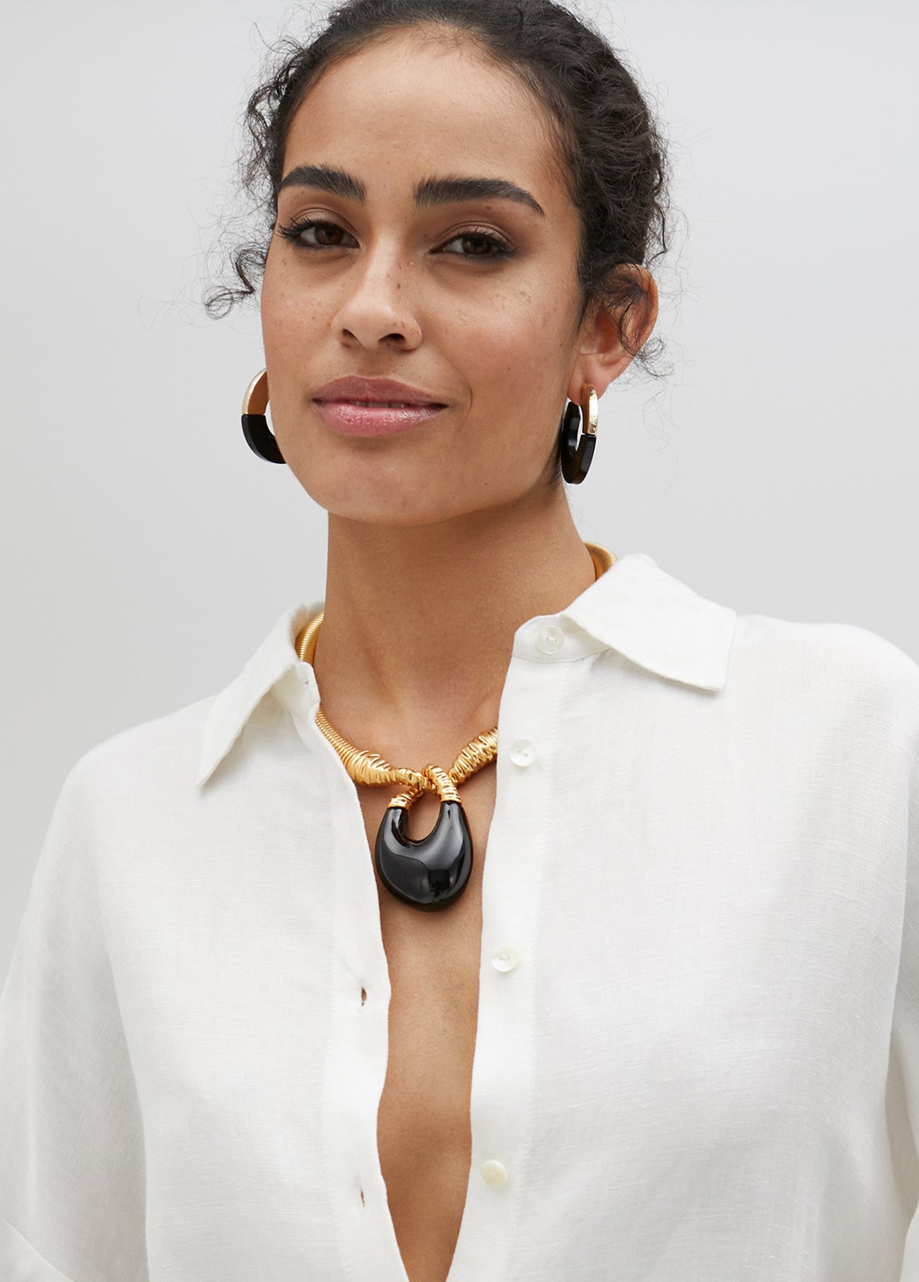 Elastic metal necklace with pendant