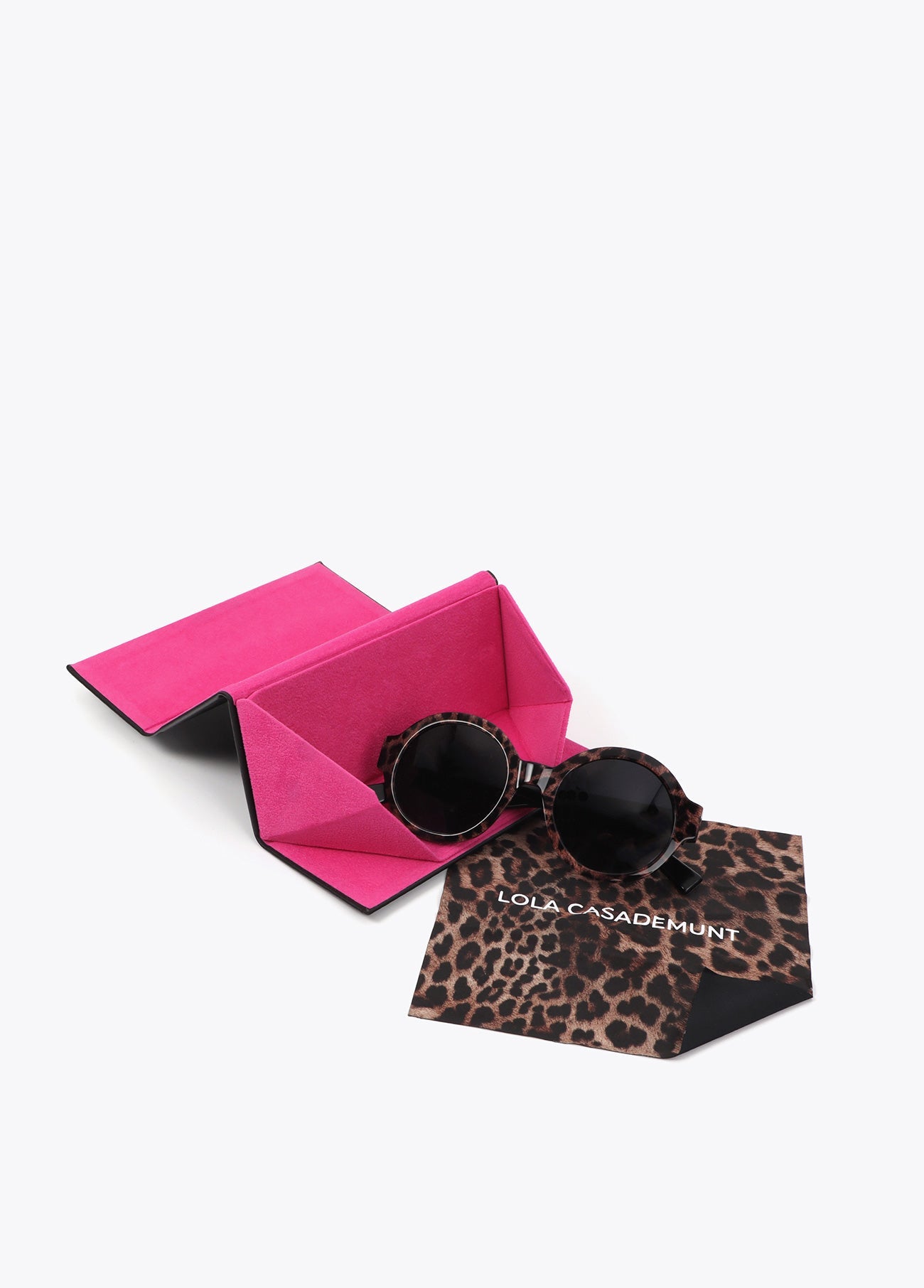 Round shape animal print  made of cellulose acetate