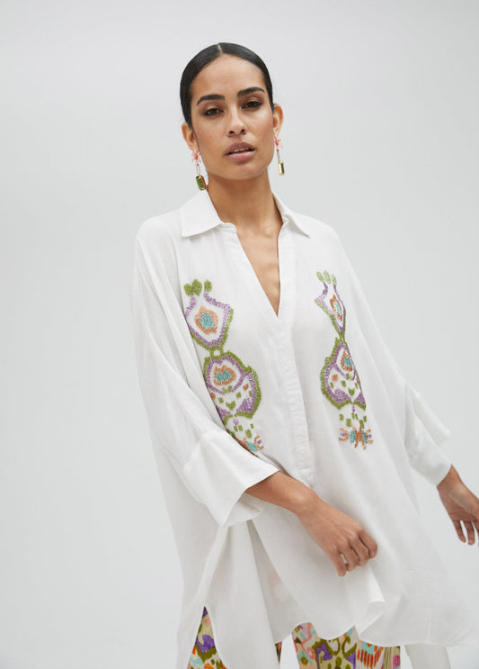 Cropped shirt with sleeves and chest embroidery