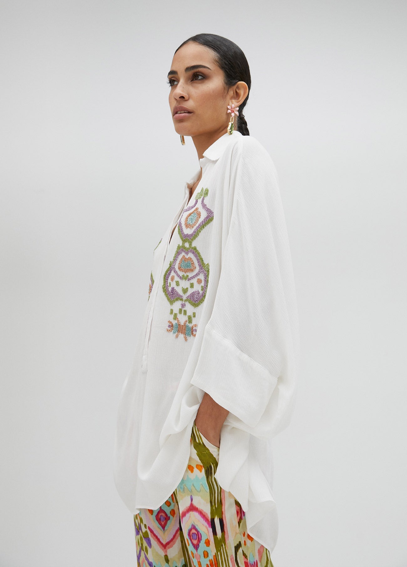 Cropped shirt with sleeves and chest embroidery