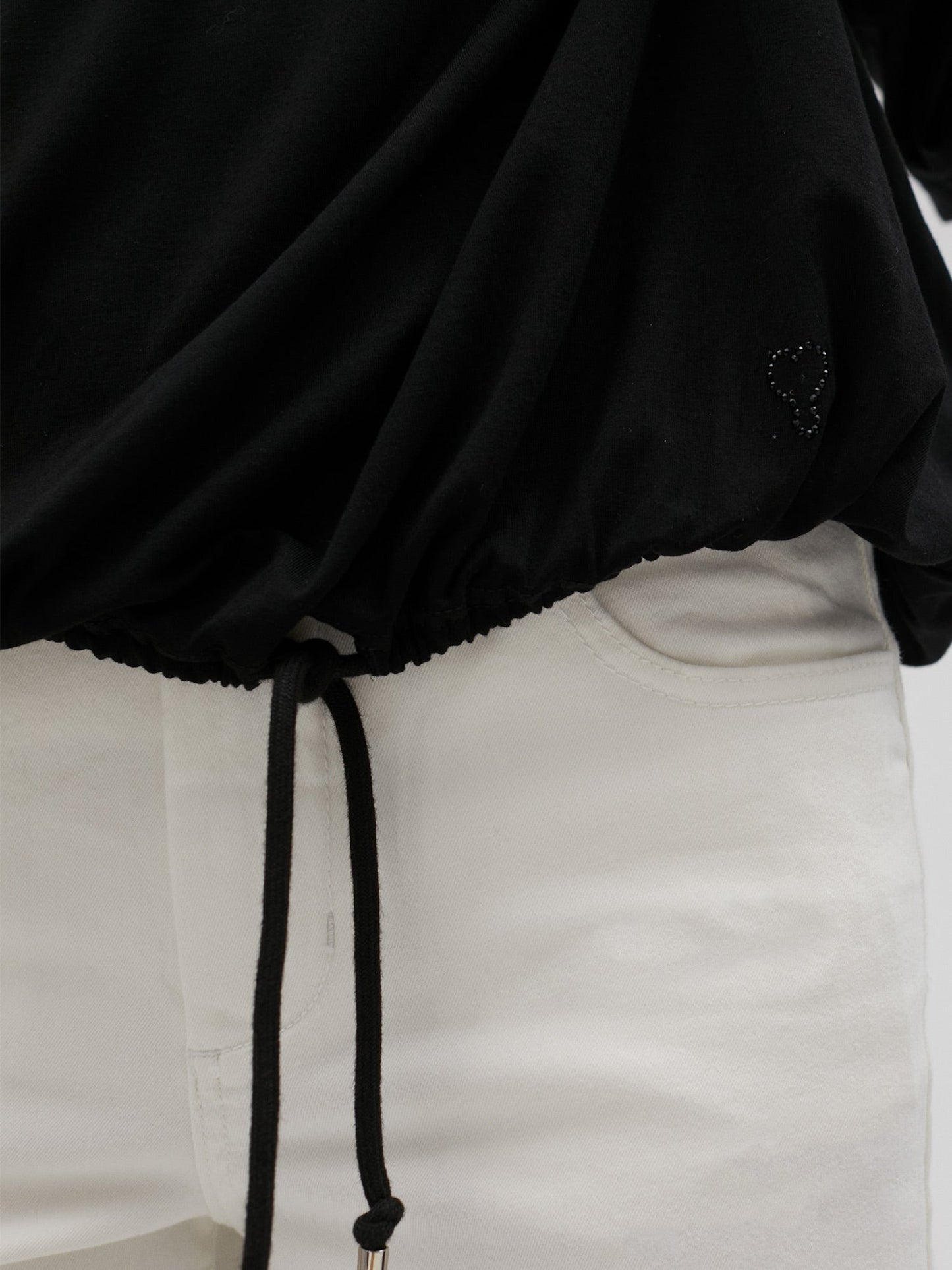 T-shirt with knotted hem