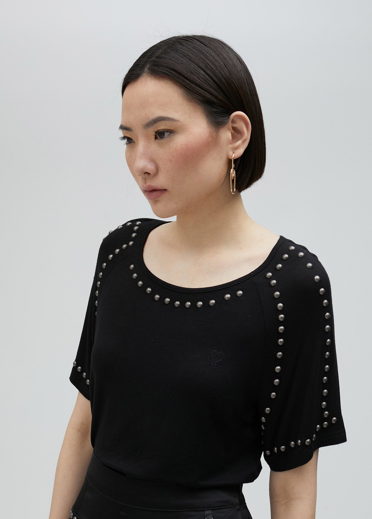 Short-sleeved studded T-shirt