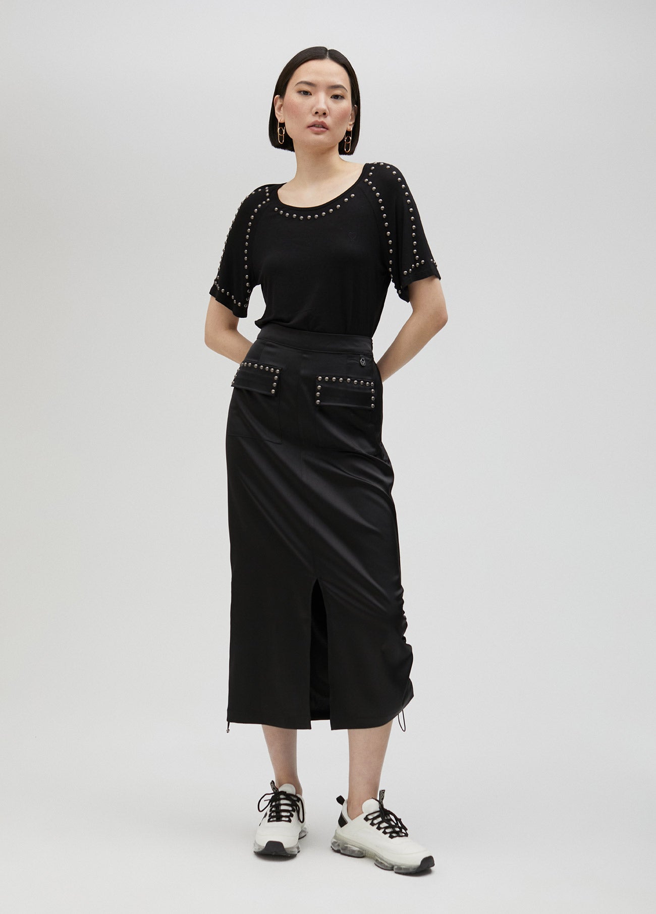 Short-sleeved studded T-shirt
