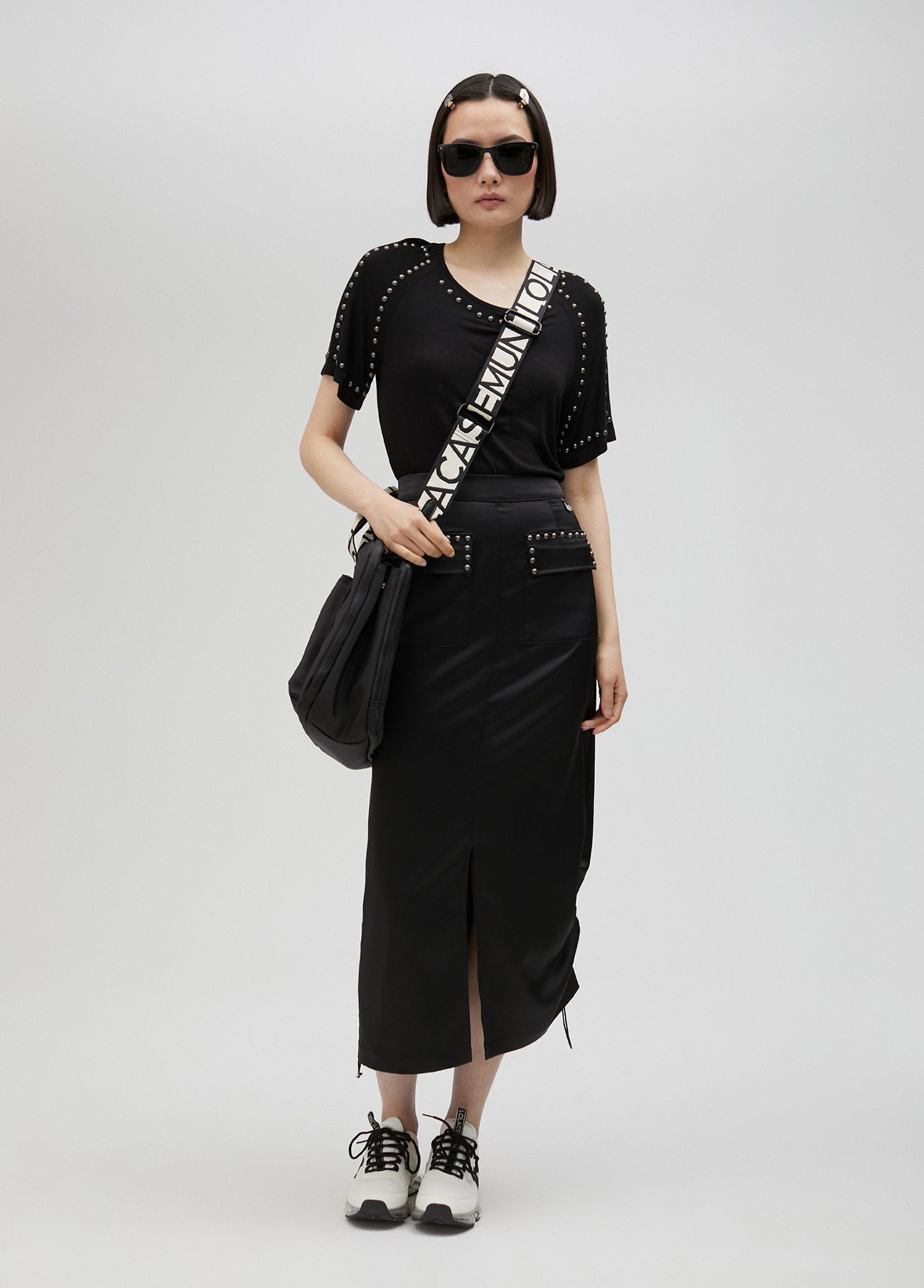 Short-sleeved studded T-shirt