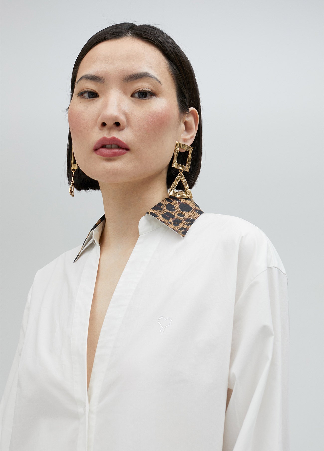 Long shirt with tiger print on the back