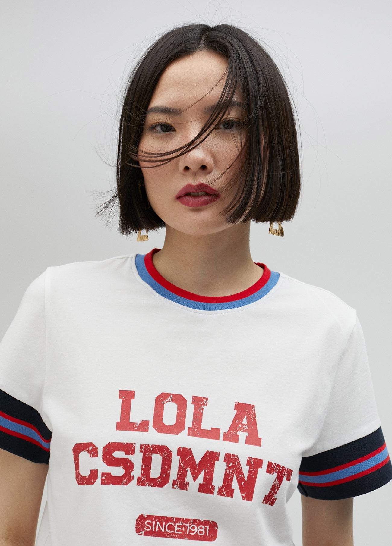 T-shirt with three-tone stripes on the sleeves