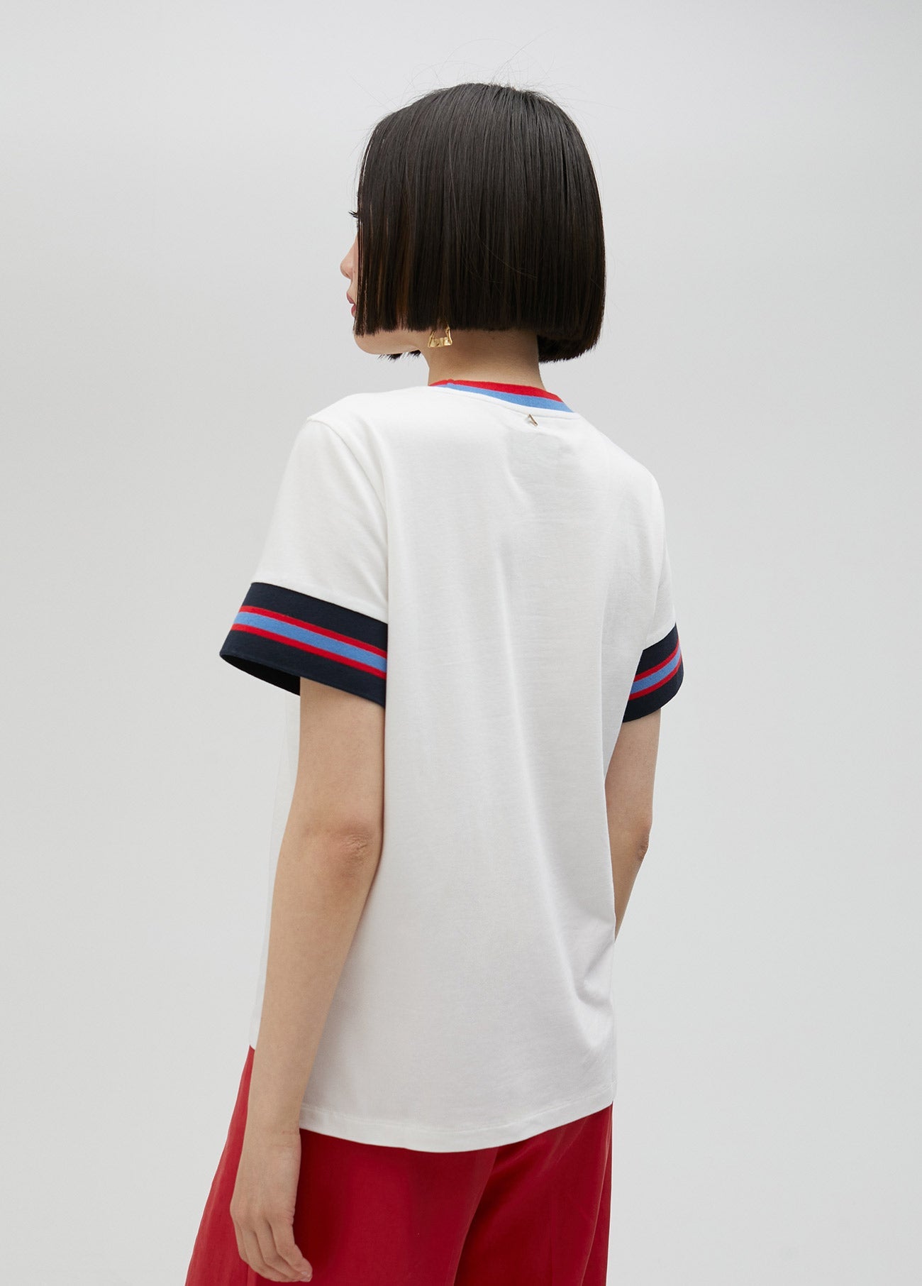 T-shirt with three-tone stripes on the sleeves