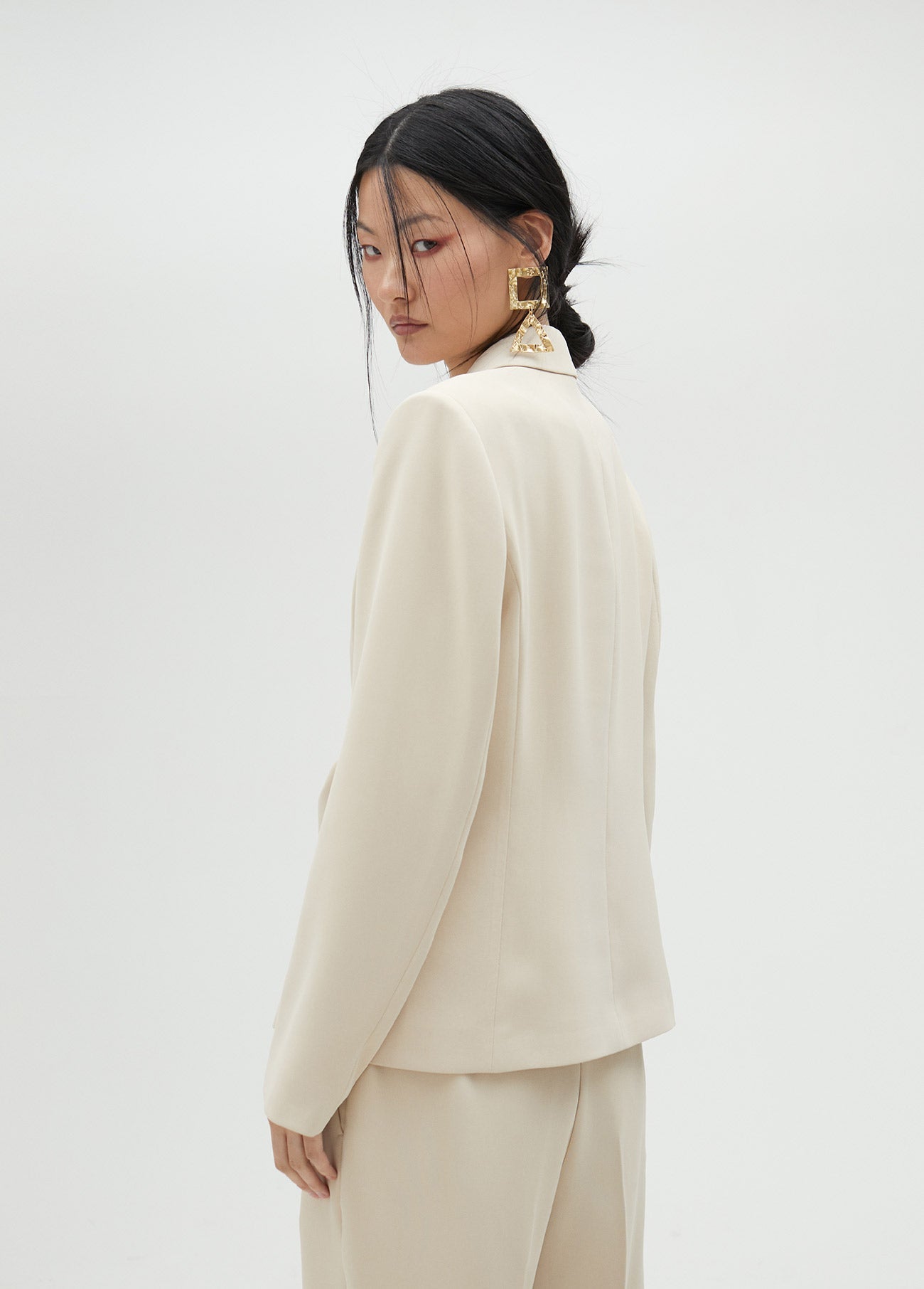 ms2502021-001-cropped blazer with knot detail-ecru